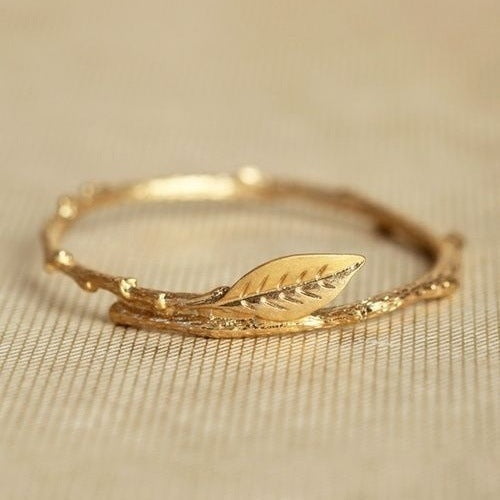 Creative Leaf Shape 18K Gold Plated Alloy Ring for Women Fashion Jewelry with a Beautiful, Elegant Design