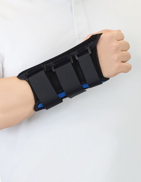medi Protect Universal Wrist Brace Left, Black Blue, Standard
