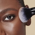 thumbnail image 2 of Brocha de maquillaje e.l.f., crema y polvo de doble punta, vegana, 2 of 3