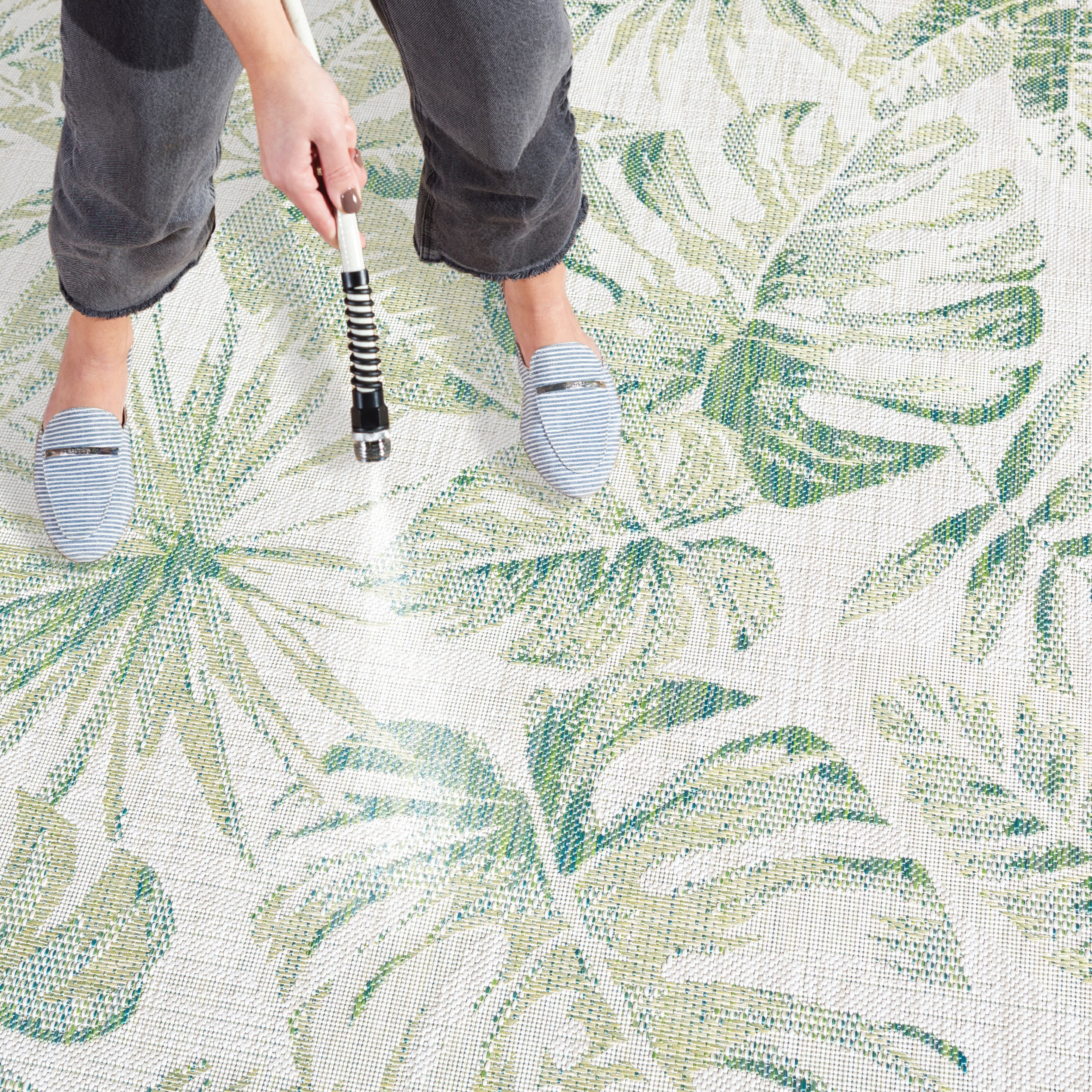 SAFAVIEH Courtyard Jaylen Botanical Indoor/Outdoor Area Rug, Ivory/Green, 5'3" x 7'7"
