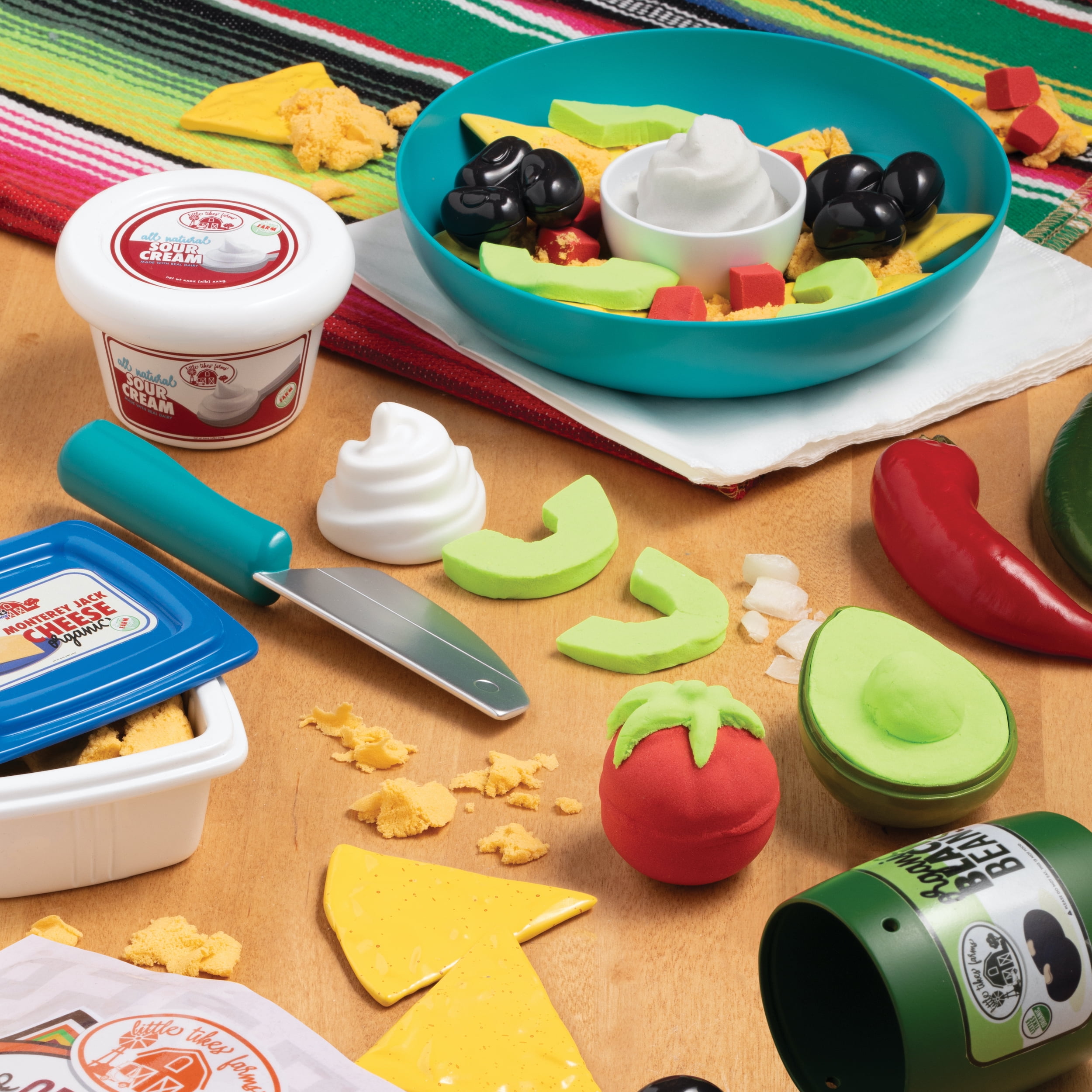Little Tikes Creative Chefs Nacho Kit with Make-It Mix Play Sand, 22 Accessories, Realistic Pretend Play Nachos Maker, Boys, Girls, Ages 3+
