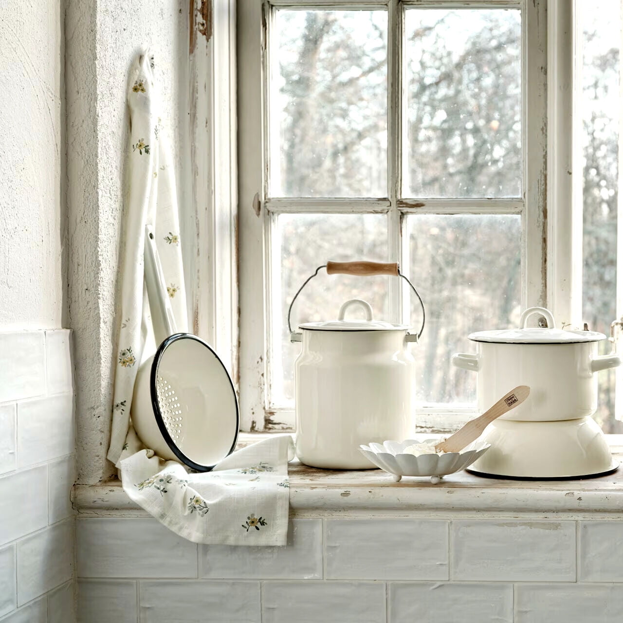 Novomoskovsjka Posuda Vintage Style Ivory Enamel Milk Can with Lid 3.5 Qt (3.3 L) Enameled Steel Milk Canister Kitchen Milk Keeper Milk Bucket Milk Container