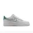 thumbnail image 2 of Zapatillas Nike AIR FORCE 1 '07 LV8 para hombre, estilo casual, estilo retro, de caña baja, para skateboarding, 2 of 3