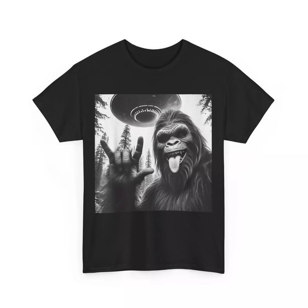 Short Sleeves in Summer Funny Sasquatch Bigfoot Rock on Selfie With uFo alien T-Shirt
