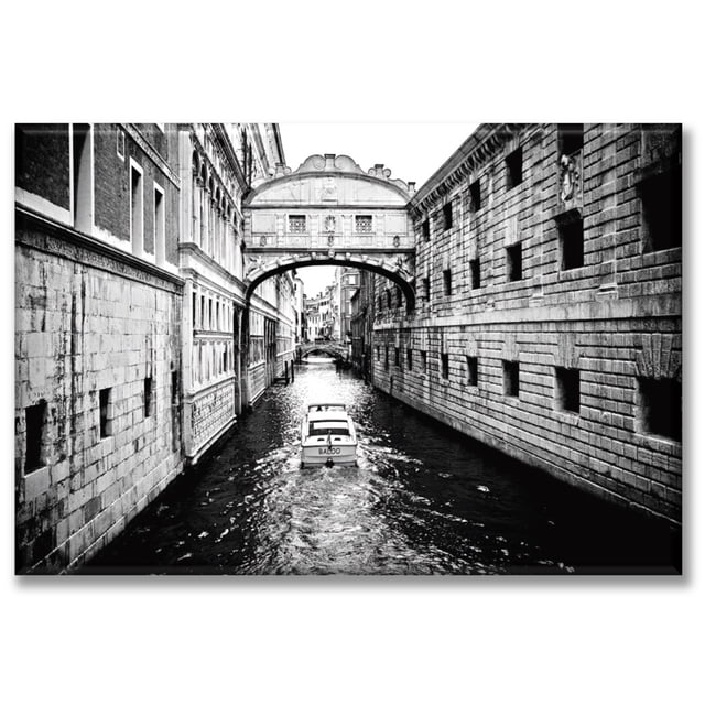 cuadro canva pixtreats listo para colgar tipo galería venecia en blanco y negro 40x60 cm Vista frontal centrada de un lienzo en blanco y negro que muestra un canal veneciano con un arco estilo Puente de los Suspiros y una lancha avanzando; impreso en alta resolución sobre lienzo polycotton con bastidor de madera tipo galería, ideal para sala o oficina y frecuentemente usado para decorar zonas de trabajo.