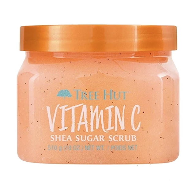 exfoliante corporal tree hut vitamina c 510 g frasco frontal color durazno con tapa naranja y etiqueta 'VITAMIN C', gel de azúcar con pequeñas partículas; muestra ingredientes indicados como manteca de karité y aceites de onagra, cártamo, almendra y aguacate, pensado para exfoliación e hidratación corporal en rutina de spa en casa; suele usarse también para suavizar piel seca antes de aplicar cremas.