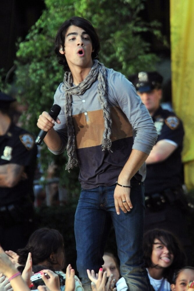 Joe Jonas On Stage For The Jonas Brothers In Concert On Abc'S Good