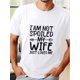 thumbnail image 1 of Camiseta de verano de manga corta para hombre con estampado frontal - Tejido cómodo y transpirable, estilo deportivo informal - Camiseta "No soy consentido, mi esposa me ama". Camisetas de ocio., 1 of 5