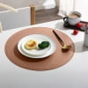 Mantel individual redondo de piel sintética de color liso, ideal para café, mesa de cocina o cualquier mesa. Fácil de limpiar.