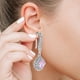 thumbnail image 3 of Los pendientes con borlas son modernos, versátiles, elegantes y con estilo para las orejas de las mujeres., 3 of 5