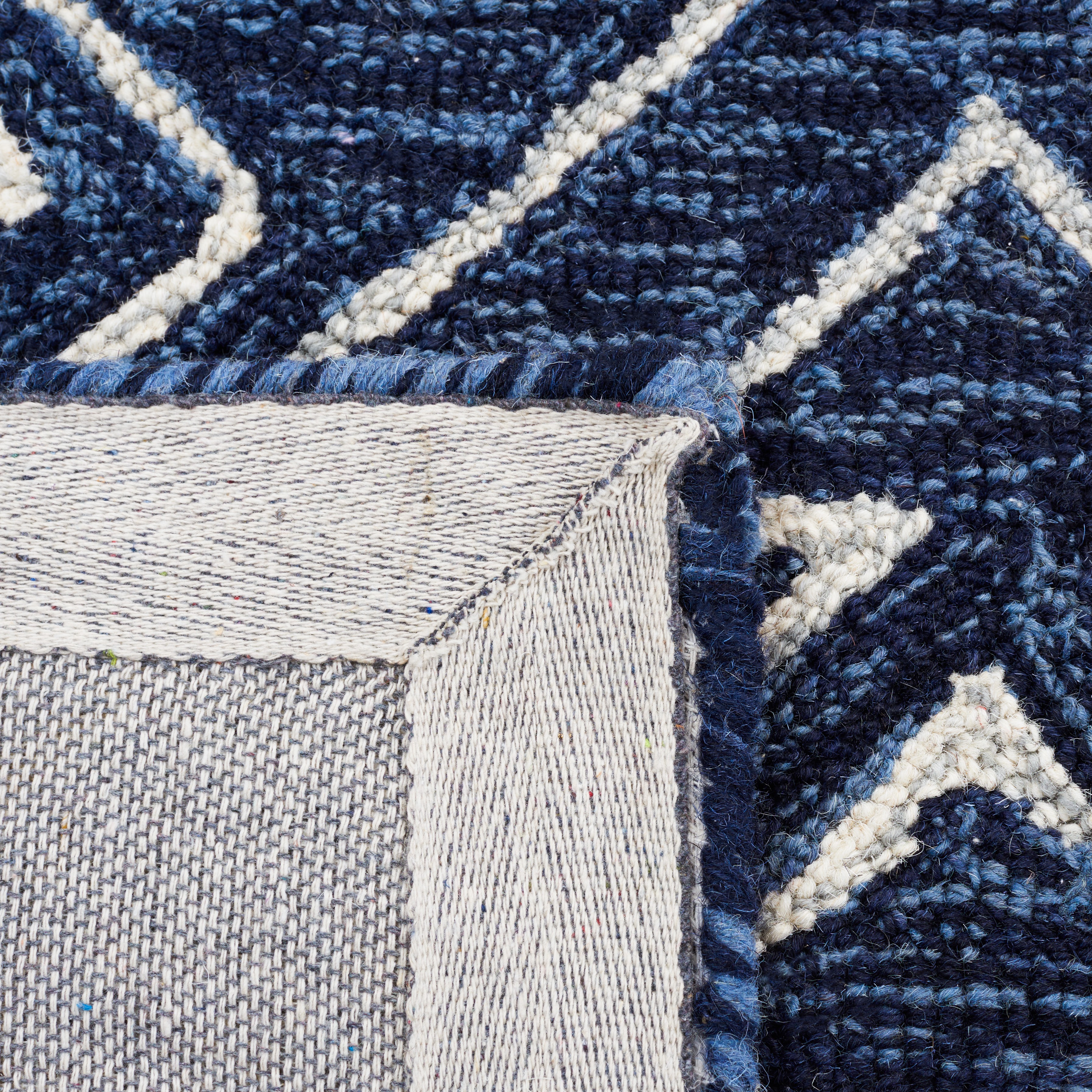 SAFAVIEH Metro Madrid Geometric Area Rug, Navy/Ivory, 4' x 6'