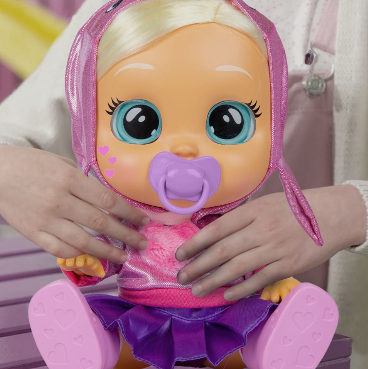 Cry Babies Kiss Me Stella - Deluxe Blushing Cheeks Feature | Shimmery Changeable Outfit with Bonus Baby Bottle