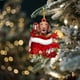 thumbnail image 3 of pstuiky Preciosa etiqueta navideña con flores y perro, adornos navideños, colgante para árbol de Navidad, decoración de árbol de Navidad estilo cabaña, árbol de Navidad verde, 3 of 4