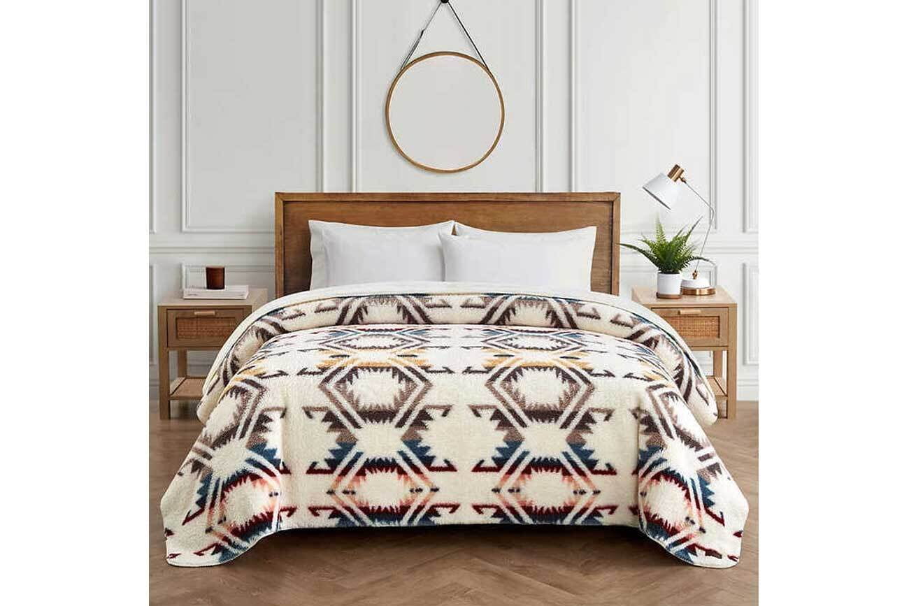 Pendleton Sherpa Fleece Machine Washable Blanket, White Sands Beige
