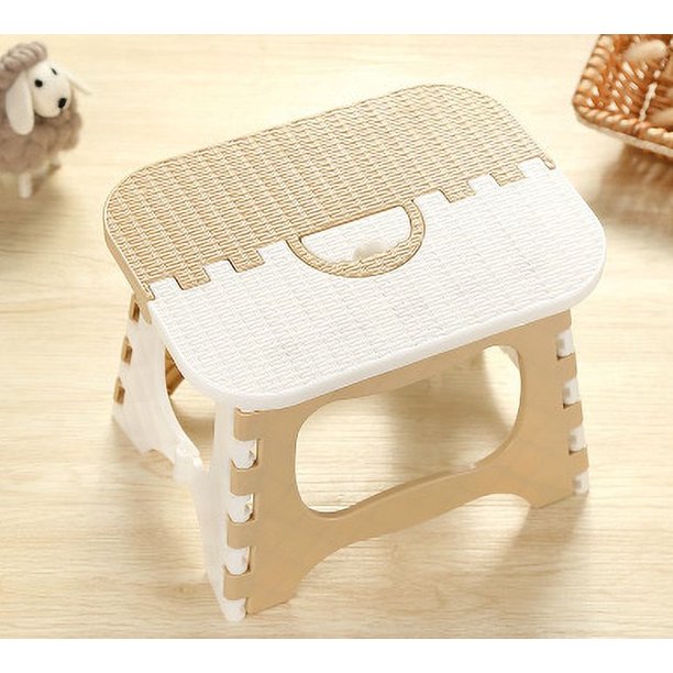 Silla plegable para niños y adultos, ideal para uso en interiores y exteriores, hecha de plástico PP resistente, color beige, fácil de transportar, perfecta para viajes, camping y actividades al aire