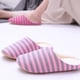 thumbnail image 2 of Zapatillas cómodas para el hogar con suela antideslizante y diseño a rayas en azul marino, ideales para hombres y mujeres en temporada de primavera-verano., 2 of 6