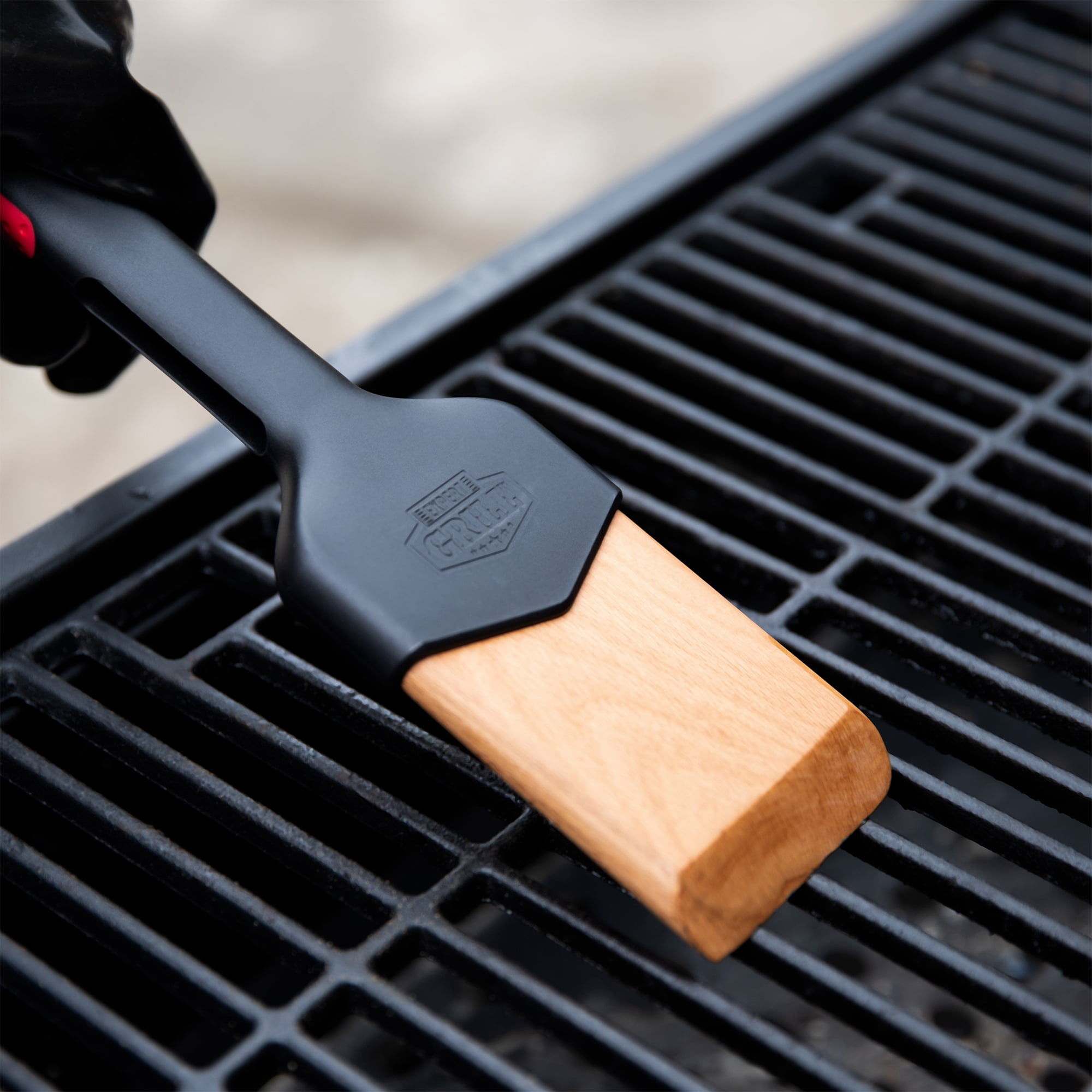 BBQ Butler Wood Grill Scraper - Wooden Barbecue Cleaner - BBQ Tools -  Bristle Free - Food Safe Oak Grill Scraper with Metal Scraping Hook and  Bottle