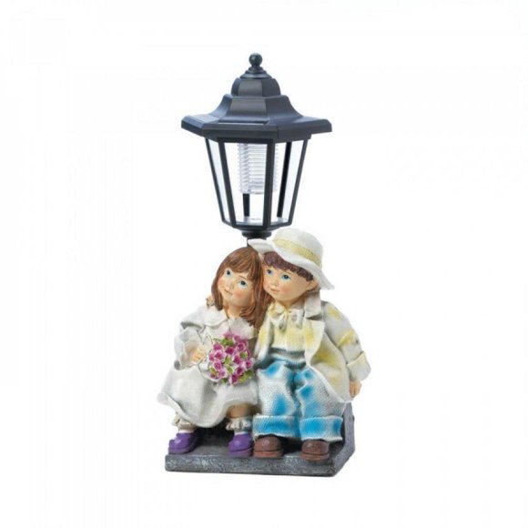 Couple avec statue de lampadaire solaire