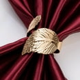 thumbnail image 4 of Juego de 8 servilleteros con forma de hoja dorada, material metálico. Los servilleteros con diseño dorado se ven más elegantes y sofisticados., 4 of 5