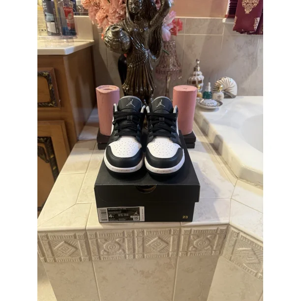 BRAND NEW Size 4y- Jo r-dan 1 Low Gray Toe - SHIPS SAME DAY