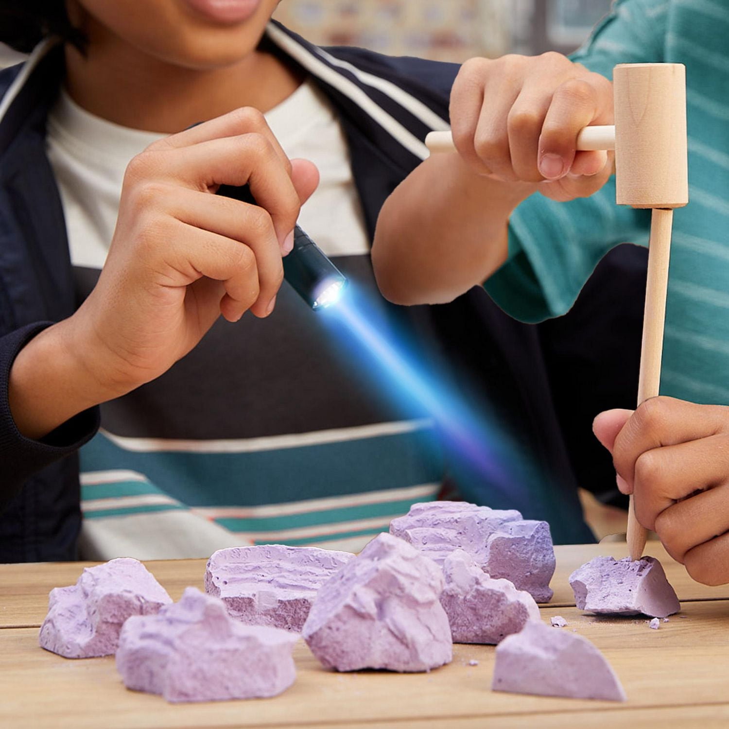BBC Earth Fouille de minéraux fluorescents dans une grotte Kit d'excavation minérale