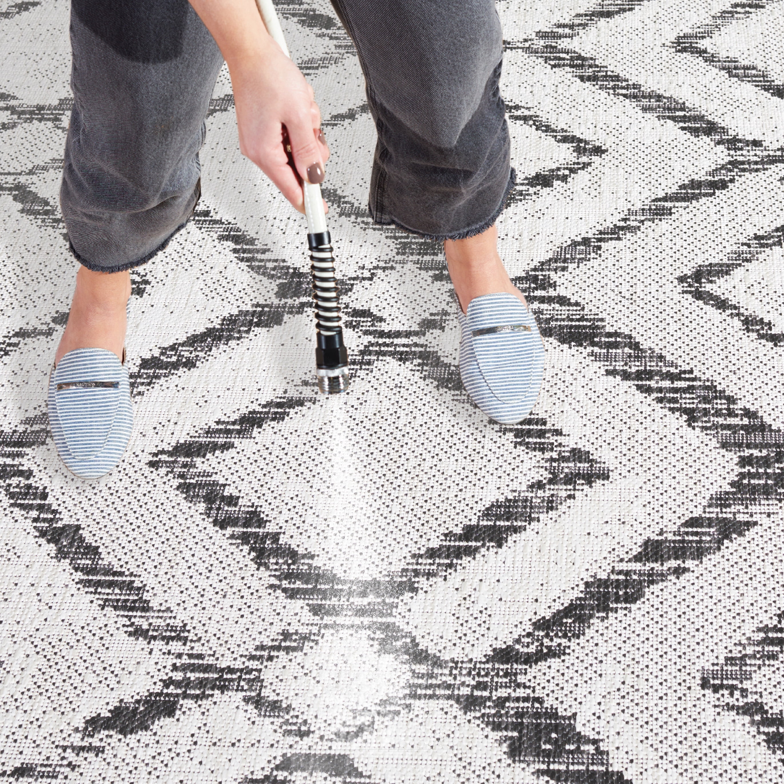 SAFAVIEH Courtyard Alexa Geometric Indoor/Outdoor Area Rug, Ivory/Black, 5'3" x 7'7"