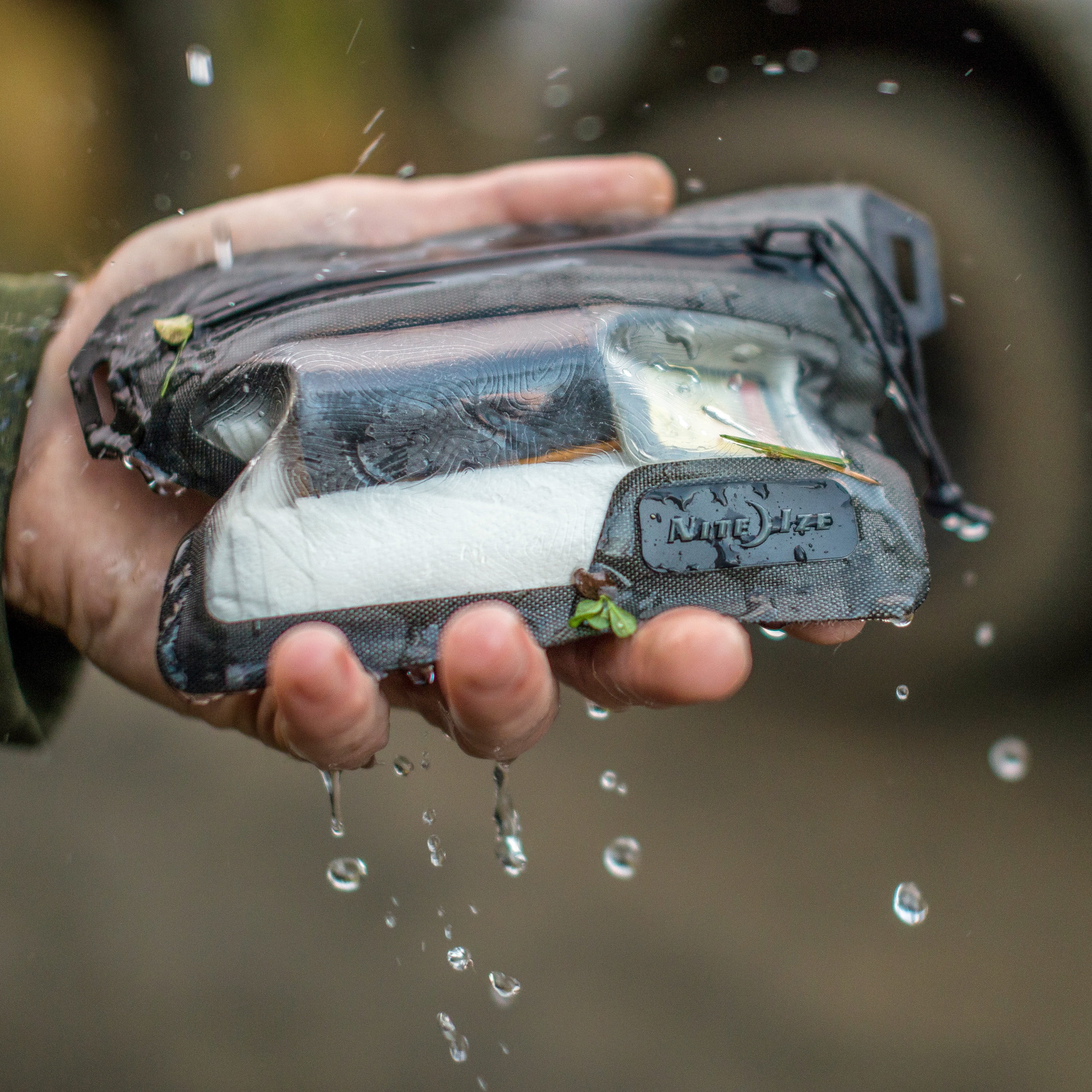 Nite Ize RunOff Waterproof Wallet, Dry Pouch for Tough Trusted Protection, Waterproof Wallet for Beach Trips & Outdoor Activities, Tested Dustproof and Waterproof to IP67