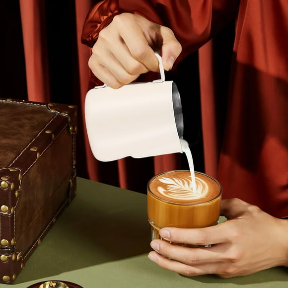 Dvkptbk Milk Frother - Milk Frother Cup avec Graduation Claire - 304 Accessoires de Fabricant de Cappuccino en Acier Inoxydable - Tasse à Carafe de Lait avec Poignée Isolée Coffee, Tea & Espresso sur le Dégagement