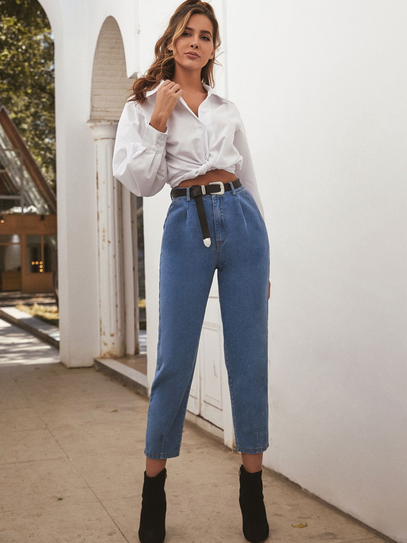 Solid Pocket Side Belted Mom Jeans 