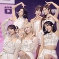 thumbnail image 4 of Ropa de baile de grupo femenino coreano Kpop, jazz, hip hop, disfraces de actuación en el escenario, tops cortos blancos, pantalones cortos ajustados, atuendos rave, 4 of 5