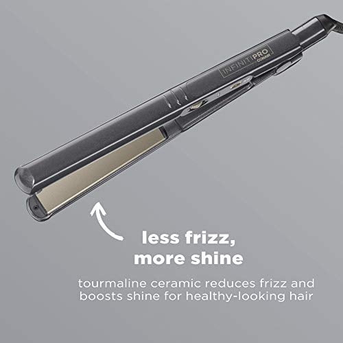 infinitipro by conair turmalina cerámica plana 1 pulgada negra — plancha de cabello de 1 pulgada con placas cerámicas de turmalina visibles, vista 3/4 frontal, cable giratorio y acabado negro mate; suele usarse también para alisar mechones pequeños al viajar.