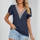 thumbnail image 2 of Camiseta informal holgada de Color puro con empalme de encaje y mangas cortas con cuello en V para mujer, 2 of 7