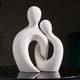 thumbnail image 1 of Escultura romántica de pareja de cerámica blanca para decoración del hogar: estatua de amante abstracta moderna para decoración de sala de estar, oficina y dormitorio, 1 of 4
