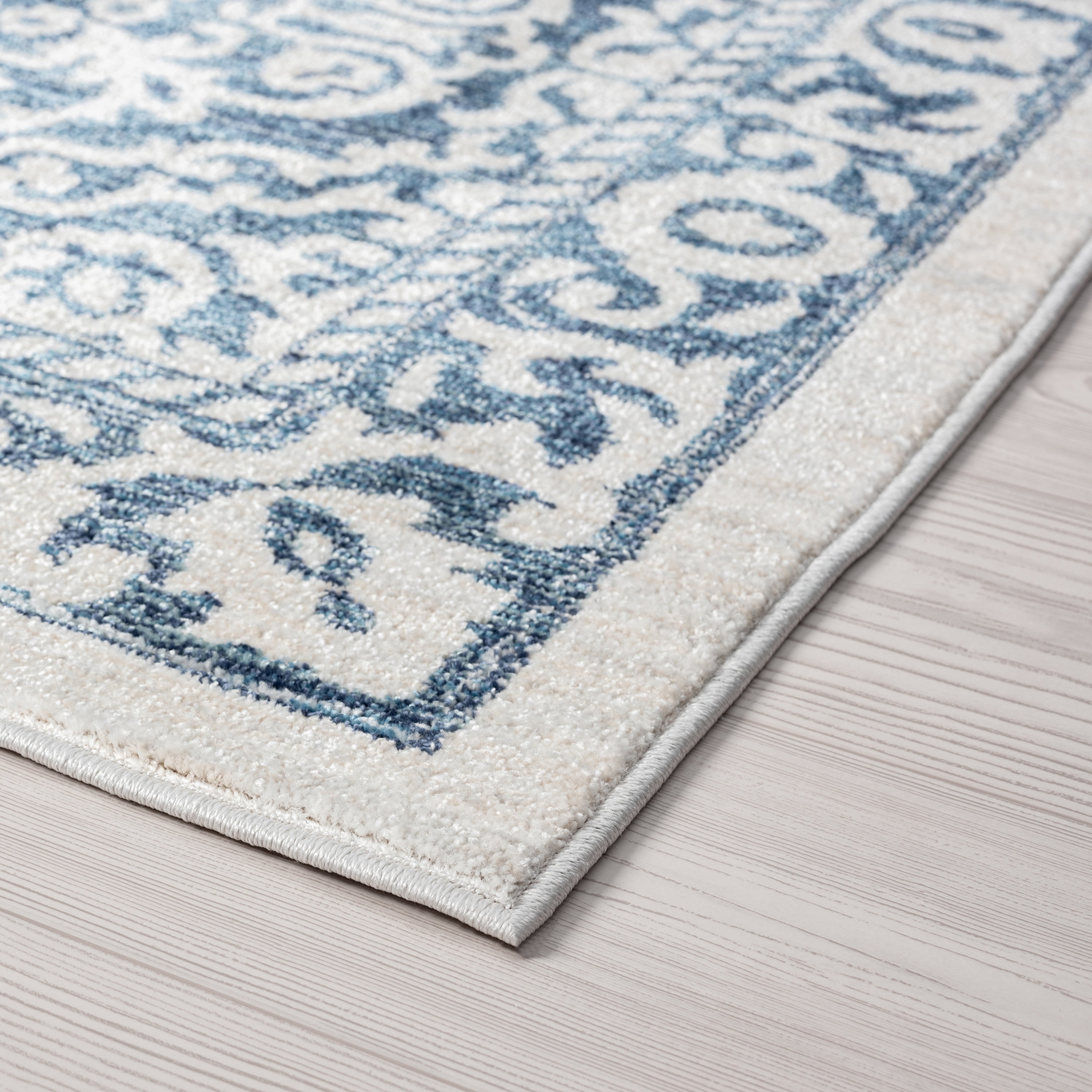 Traditional 2x3 Area Rug (2' x 3'4'') Floral Blue, Cream Indoor Scatter Easy to Clean