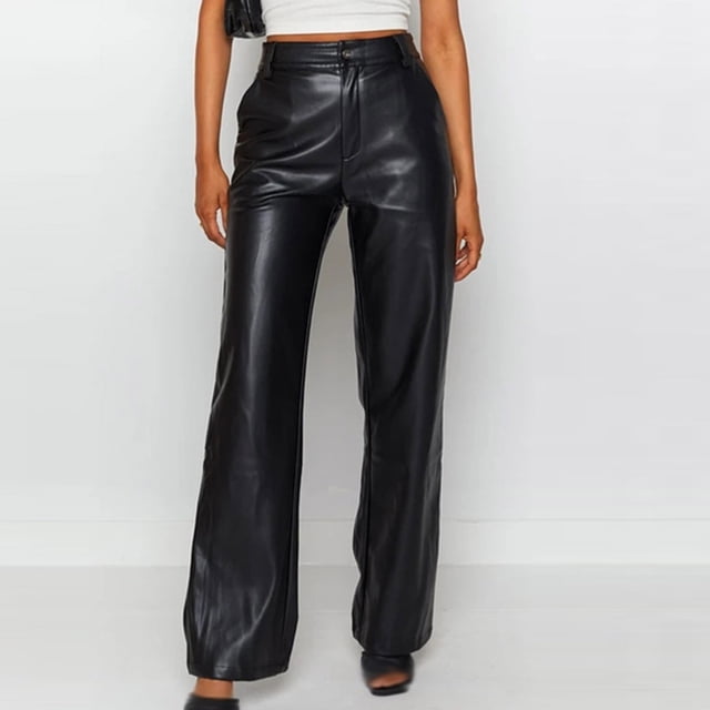 Pantalon Uni en Cuir Taille Haute pour Femmes, Pantalon Décontracté Extensible pour Dames en Cuir PU Noir. Ces Pantalons Taille Haute à Coupe Près du Corps Offrent une Taille Élastique et un style à Enfiler pour le Confort. Conçus avec une Matière Légère et Respirante, Ils Conviennent aux Tenues Décontractées, à la Détente Ou aux Activités de Plein Air. Montrés dans une Vue Orientée vers l'Avant, Assortis à un Haut Blanc et à des Chaussures Noires.