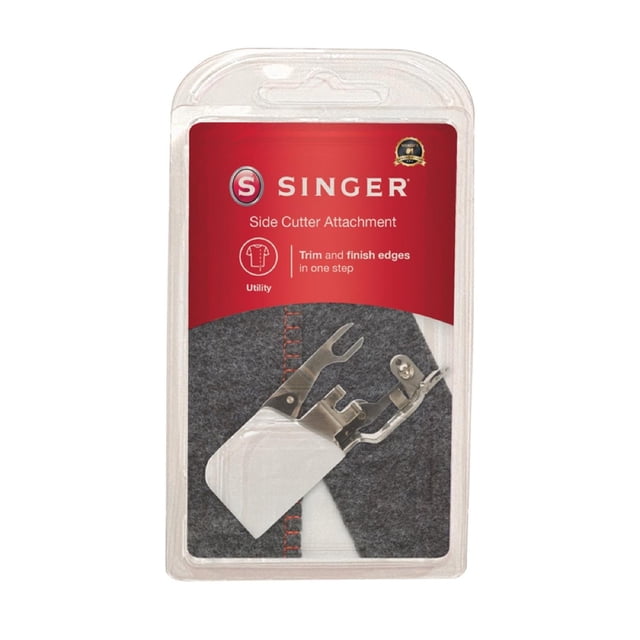 prensatelas singer 250025806 corte lateral sr-545353p accesorio Singer plateado en blister, vista frontal centrada del prensatelas con cuchilla lateral y guía metálica visible; pensado para cortar y doblar dobladillos mientras cose con puntada zigzag u overedge, y a menudo usado para acabados rápidos en proyectos de manualidades textiles.
