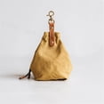 thumbnail image 1 of Bolsa para premios para perros - Bolsa portátil para premios para el entrenamiento de perros, cierre de cordón y bolsa para snacks con cierre de velcro en la cintura, color amarillo., 1 of 5