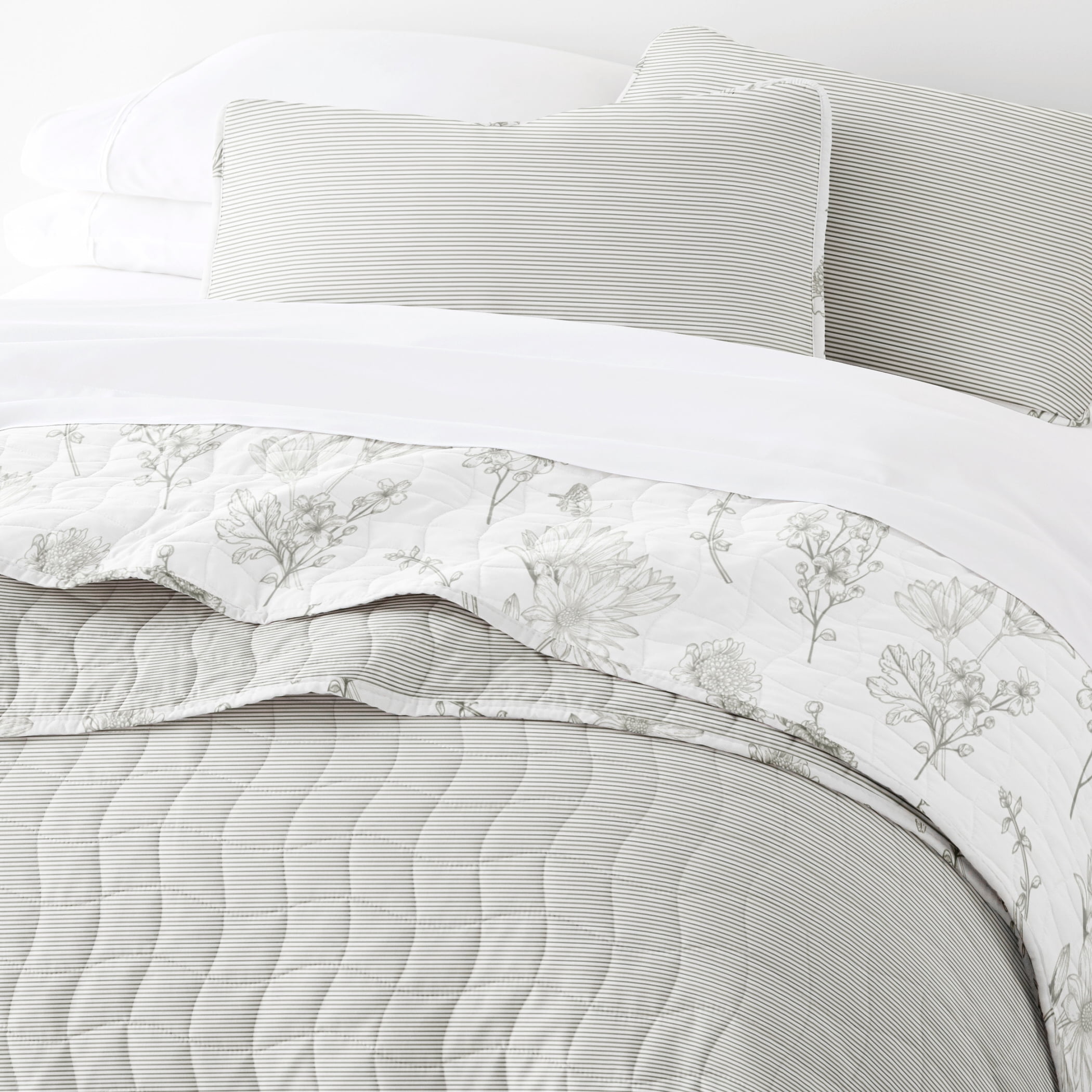 Lightweight Quilt Set Super Soft Wrinkle Resistant Quilted Coverlet Floral Patterns by Comfort Canopy
