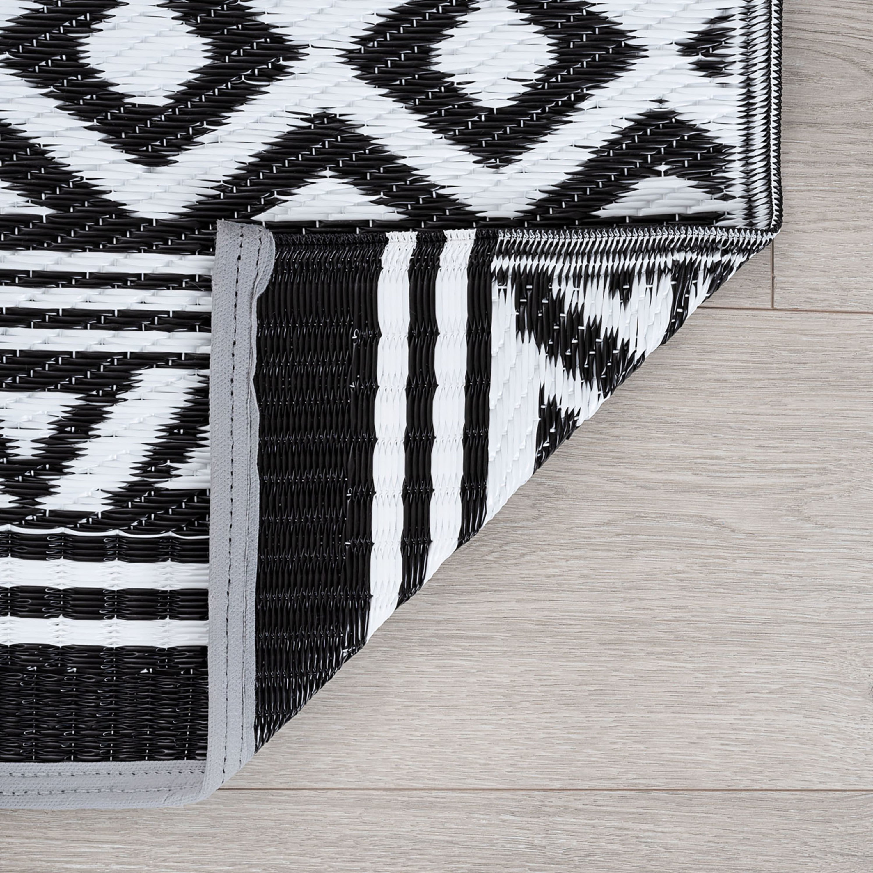 5x7 Reversible Black and White Polypropylene Outdoor Stripe Area Rug