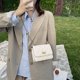 thumbnail image 3 of Bolso cruzado con patrón de celosía para mujer bandolera pequeña cuadrada Ehuebsd con cadena de Color sólido de cuero PU con solapa, 3 of 8