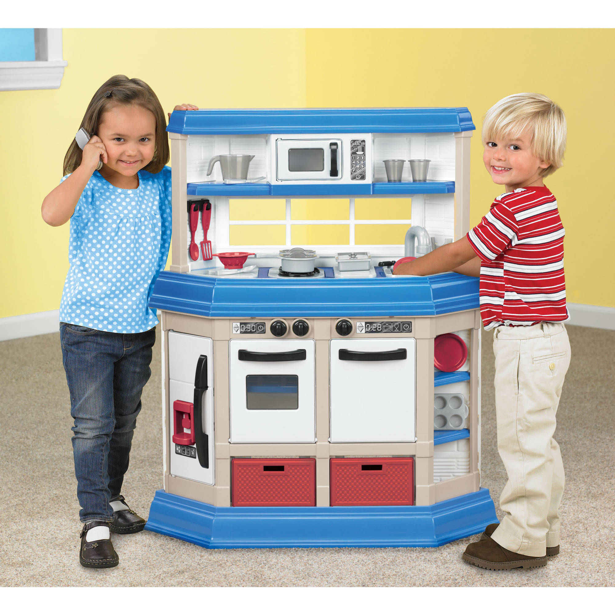American Plastic Toys Cookin Kitchen With 22 Accessories