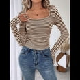 thumbnail image 4 of Camiseta de Punto Gofre A Rayas para Mujer, Cuello Cuadrado, Larga, Fruncida, Corte Ajustado, para Otoño. Color Café S, 4 of 10
