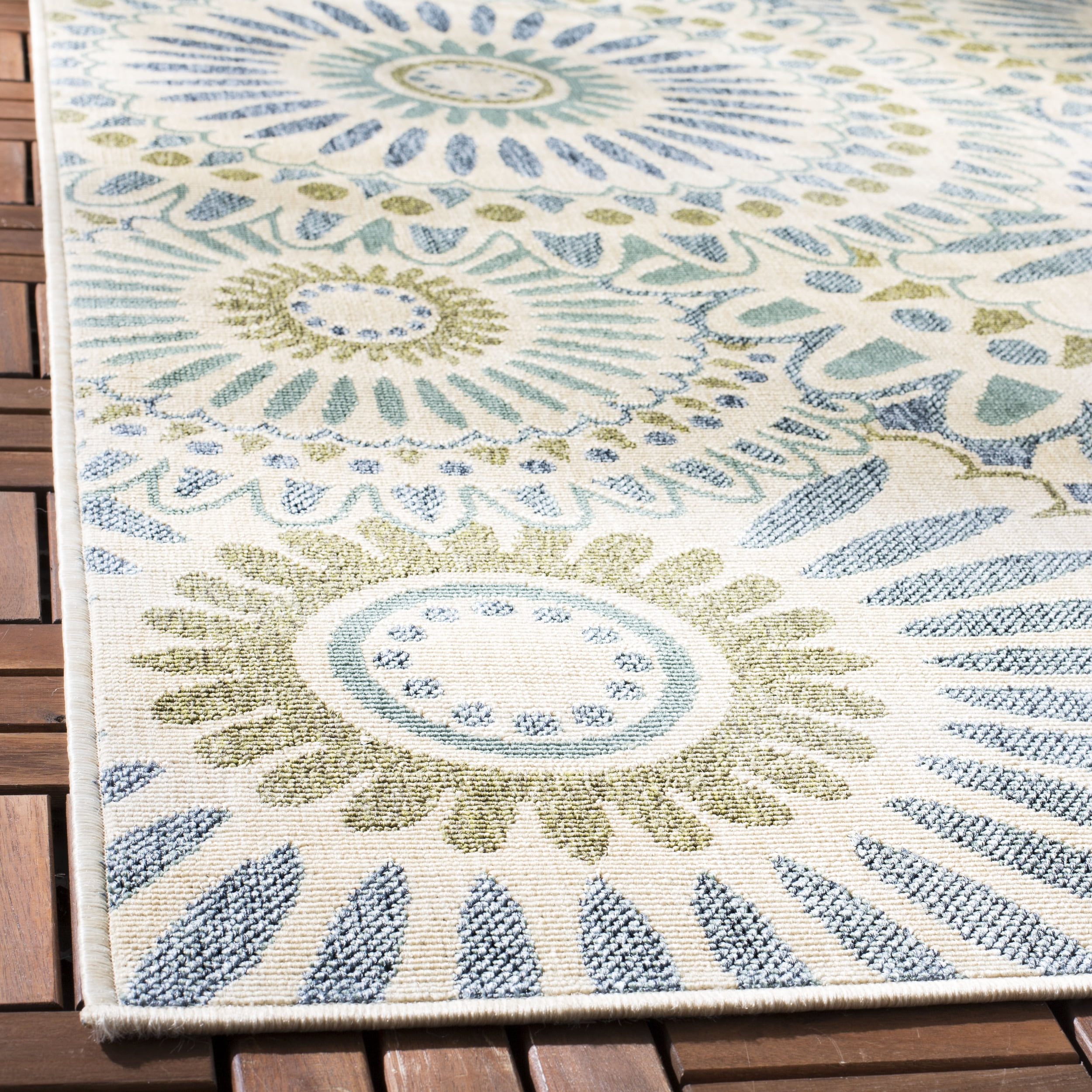 SAFAVIEH Veranda Petra Geometric Indoor/Outdoor Area Rug, 5'3" x 5'3" Square, Cream/Green