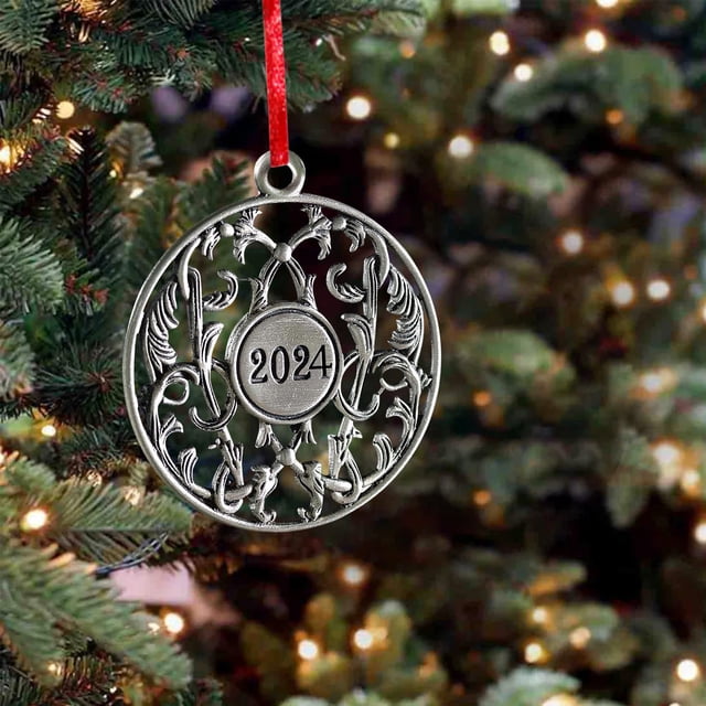 Xihbxyly Colgante de Árbol de Navidad, Diseño Decorativo de Metal, Aleación Finamente Detallada, Adorno para Paquete Navideño, Corona y Mesa, Cordón de Satén Rojo Festivo, 6 Cm.