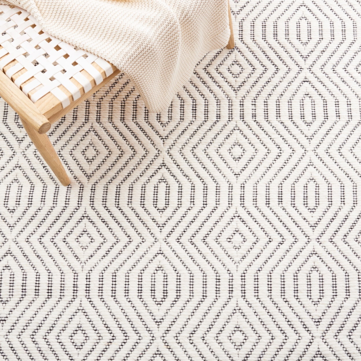 SAFAVIEH Marbella Rosanne Diamond Area Rug, Ivory/Black, 8' x 10'
