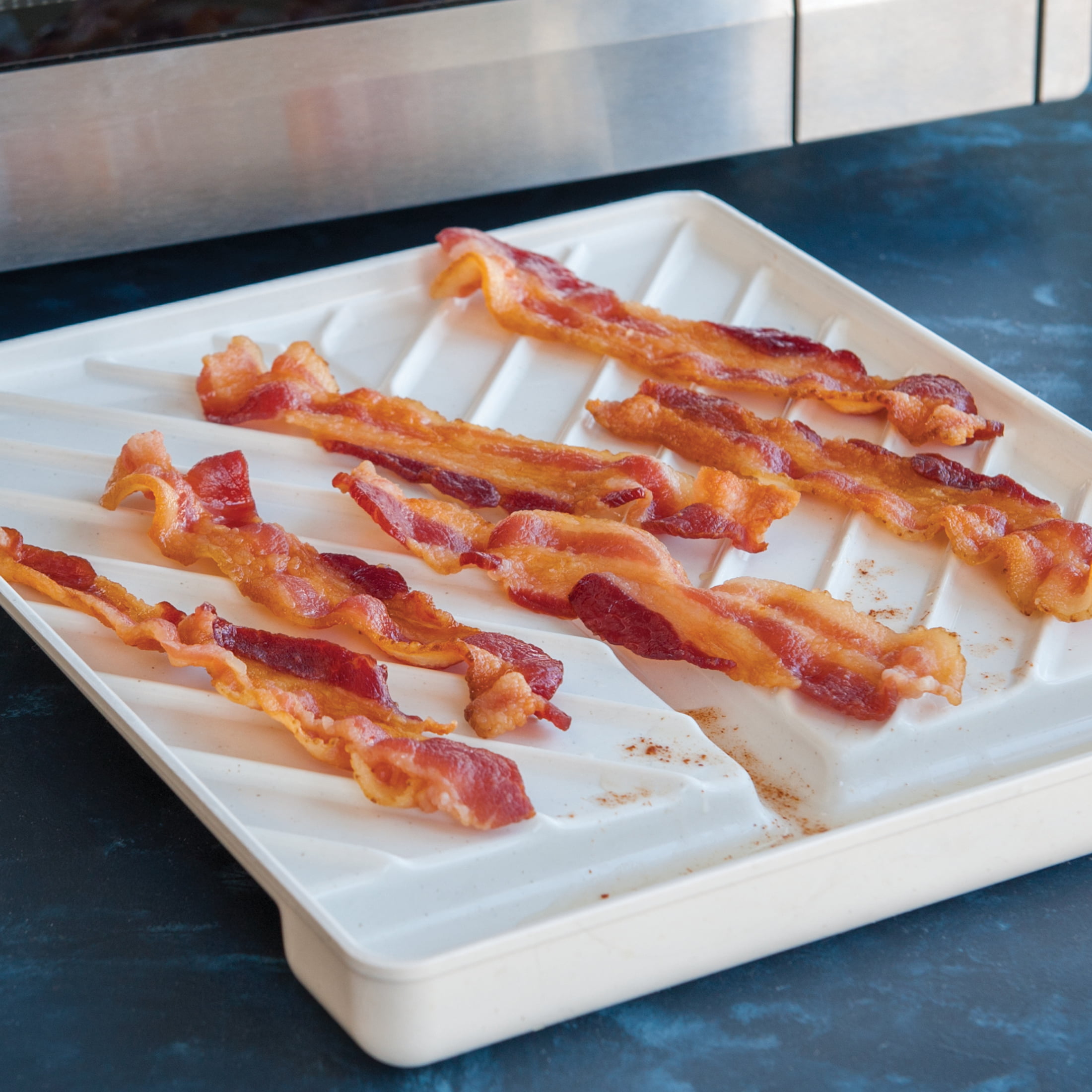 Nordic Ware Microwave Slanted Bacon Tray With Lid
