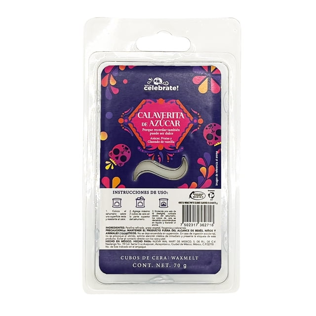 Cubo de cera Way To Celebrate Calaverita De Azucar 70 G en empaque plástico transparente con fondo morado decorado con calaveras y flores, cubo blanco para quemador de cera que ofrece fragancias prolongadas ideales para aromaterapia y ambientar espacios pequeños y medianos.