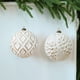 thumbnail image 1 of Set de Bolas Navideñas Nevadas | 4 Adornos de Plástico Blanco | 10 Cm | Kit de Decoración para Árbol de Navidad, 1 of 6