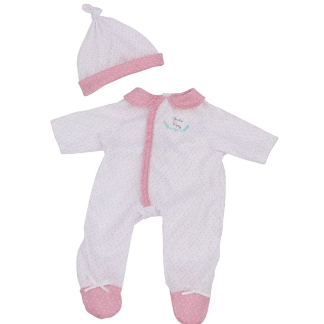 jc toys | berenguer boutique | la baby doll outfit | 2 piece white and pink onesie|washable| ages 2+ | fits dolls 14- 18 conjunto de 2 piezas para muñeca: onesie blanco con micro puntos rosados, cuello Peter Pan y cierre frontal tipo snap, pies cubiertos con puños rosados y gorro con nudo; detalle bordado en el pecho, para muñecas de 14–18" y lavable a máquina; ideal para cambiar atuendos en juegos de nursery.