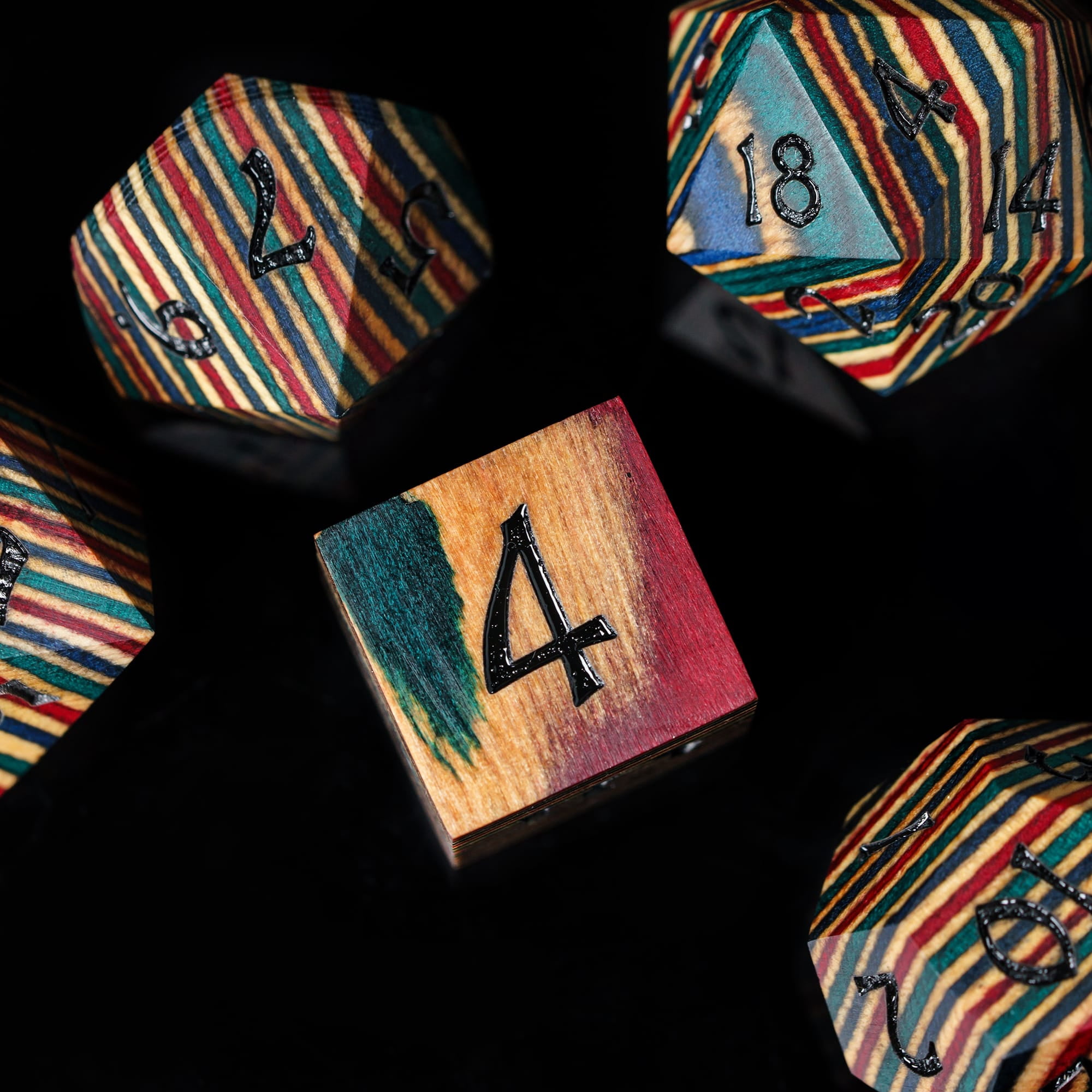 Cusdie 7Pcs/set Wooden DND Dice D&D Wood Dice D4 D6 D8 D10 D% D12 D20 Polyhedral Games Dice Set for Table Games MTG RPG